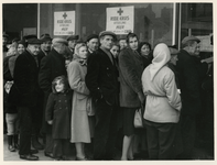 1977-3957 Een rij wachtende mensen, slachtoffers van de watersnood, voor een uitdeelpost van het Rode Kruis