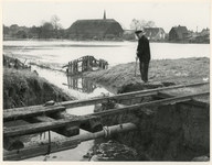 1977-3964 Tijdens de herstelwerkzaamheden van de watersnoodramp van 1953 stuit men op een spoorweg die bloot is komen ...