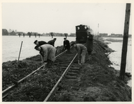 1977-3966 Tijdens de herstelwerkzaamheden van de watersnoodramp van 1953 wordt eerst de infrastructuur onder handen ...