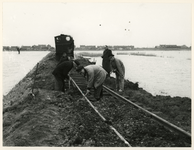 1977-3967 Tijdens de herstelwerkzaamheden van de watersnoodramp van 1953 wordt eerst de infrastructuur onder handen ...