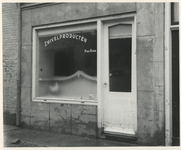1977-3989 Een winkel met waterschade na de watersnoodramp van 1953 in Zeeland en delen van Zuid-Holland.