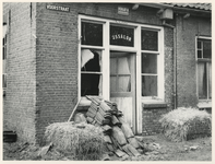 1977-3990 Een verwoeste ijssalon aan de Voorstraat in Stavenisse na de watersnoodramp van 1953 in Zeeland en delen van ...