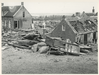 1977-3995 Verwoeste panden na de watersnoodramp van 1953 in Zeeland en delen van Zuid-Holland.
