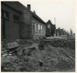 1977-3996 Een verwoeste straat na de watersnoodramp van 1953 in Zeeland en delen van Zuid-Holland.