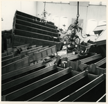 1977-3999 Puinhopen in een kerkgebouw na de watersnoodramp van 1953 in Zeeland en delen van Zuid-Holland.
