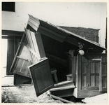 1977-4000 Puinhopen in een kerkgebouw na de watersnoodramp van 1953 in Zeeland en delen van Zuid-Holland.