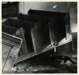 1977-4001 Puinhopen in een kerkgebouw na de watersnoodramp van 1953 in Zeeland en delen van Zuid-Holland.