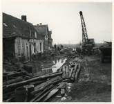 1977-4002 Een verwoeste straat na de watersnoodramp van 1953 in Zeeland en delen van Zuid-Holland.