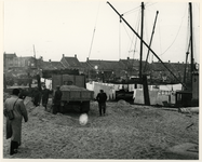 1977-4003 De opruimingswerkzaamheden in een verwoeste straat na de watersnoodramp van 1953 in Zeeland en delen van ...