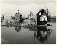 1977-4010 Een verwoeste straat op de overstroomde Zuid-Hollandse eilanden na de watersnoodramp van 1953.