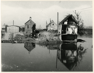 1977-4010 Een combinatie van zeer zware storm en springvloed veroorzaakt een watersnoodramp in Zeeland en delen van ...