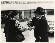 1977-936 Prinses Beatrix wordt begroet door wethouder Schmitz.