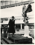 1977-937 Prinses Beatrix heeft zojuist een plastiek op de binnenplaats onthuld.