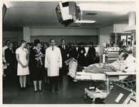1977-938 Prinses Beatrix met het gezelschap op de ziekenzaal.