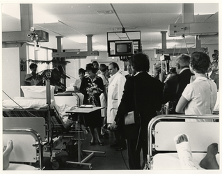 1977-939 Prinses Beatrix met het gezelschap op de ziekenzaal.
