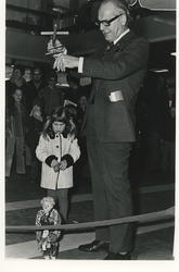 1977-947 Commissaris van de Koningin M. Vrolijk laat een marionet het lint doorknippen.