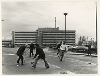 1977-951 Stakers hockeyen op het terrein van de Imperial Chemical Industries (ICI)-fabriek in de Botlek.