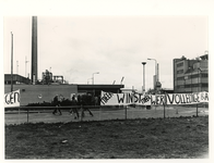 1977-952 Stakers hockeyen op het terrein van de Imperial Chemical Industries (ICI)-fabriek in de Botlek.