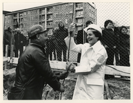 1977-954 Mevrouw M. van de Ven-Oudemans slaat de eerste paal voor het gebouw op de hoek van de Molenvliet en de Spinozaweg.
