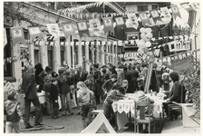 1977-958 Buurtbewoners in de vrolijk versierde Adelaarstraat.