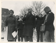 1978-1356 (Van links naar rechts) mevrouw J. van der Waal, die de eerste paal zal slaan, wethouder J.G. van der Ploeg ...