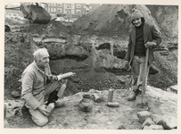 1978-1365 Medewerkers van het Historisch Museum met de aardewerken vondsten in de bouwput.