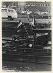 1978-1369 Sleepboten in de Leuvehaven met de vlag halfstok.
