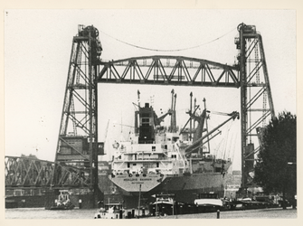 1978-1371 Het schip de Nedlloyd Bahrain vlak na de aanvaring nog half onder de brug waarbij het middenstuk van de ...