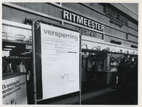 1978-1413 Informatie voor NS-reizigers in de hal van het Centraal Station.