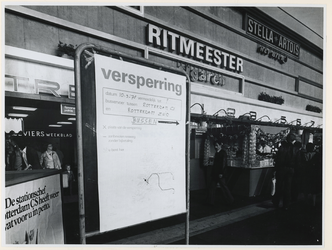 1978-1413 Informatie voor NS-reizigers bij het busstation op het Delftseplein.