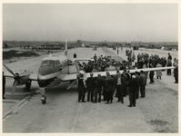 1978-1432 Een overzicht van de landingsbaan met het zojuist gelande vliegtuig ter gelegenheid van de eerste officiële ...
