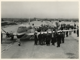1978-1432 Eerste officiële landing op het nog niet officieel geopende Zestienhoven. Overzicht van de landingsbaan met ...