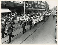 1978-1831 Klaar-overs in optocht achter de fanfare in de Jonker Fransstraat.