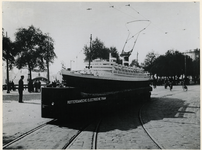 1978-2647 Een model van het schip de Nieuw Amsterdam (schaal 1:18) op het Willemsplein.