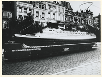 1978-2648 Een model van het schip de Nieuw Amsterdam (schaal 1:18) op de Oosterkade.
