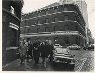 1978-2720 Het gezelschap met (derde van rechts) wethouder Van der Have op de hoek van de Calandstraat en de Rivierstraat.