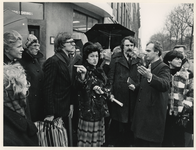 1978-2721 Buurtbewoners in gesprek met burgemeester Van der Louw.