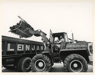1978-2726 Wethouder Mentink geeft het startsein door met een bulldozer de eerste schep stenen in een vrachtwagen te scheppen.