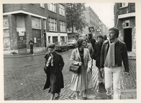 1978-2727 (Van links naar rechts) wethouder Schmitz, mevrouw Gardeniers, (achter haar) wethouder Van der Have en ...