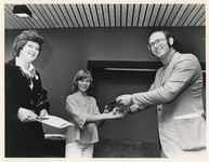 1978-2746 Wethouder Riezenkamp reikt een prijs uit aan de winnaars, die de nieuwe naam voor de voormalige Schouwburg ...