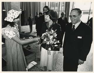 1978-2750 Prinses Margriet komt aan in De Doelen en krijgt bloemen met (rechts) de heer K. Staab, voorzitter van de ...