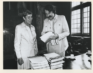 1978-2755 Links de schrijfster F. Hazewinkel en rechts burgemeester André van der Louw.