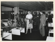 1978-2789 Mevrouw en de heer Renting in de archiefbar.