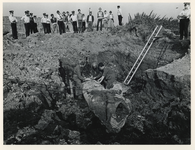 1978-2795 Drie man van de EOD bij de V1-raket in de kuil en toeschouwers op de rand.