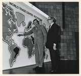 1978-2798 Prins Claus en wethouder Van der Pols (rechts) tijdens de openingshandeling in het Beursgebouw.