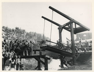 1978-3137 Wethouder Van der Have op de nieuwe ophaalbrug.