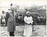 1978-3156 Wethouder J.G. van der Ploeg en Lena Pijpers (rechts), die de eerste paal sloeg.