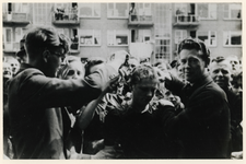 1978-3168 Tijdens de bevrijdingsdagen worden vrouwen kaalgeknipt die tijdens de bezetting met Duitse militairen omgingen.