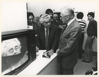 1978-3179 In Museum Boymans-Van Beuningen is Joris Ivens (links) aanwezig op de tentoonstelling gehouden ter ...