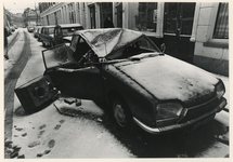 1978-533 Doordat een schoorsteen door de storm van het dak is gewaaid, is een auto in de Gaffelstraat zwaar beschadigd.